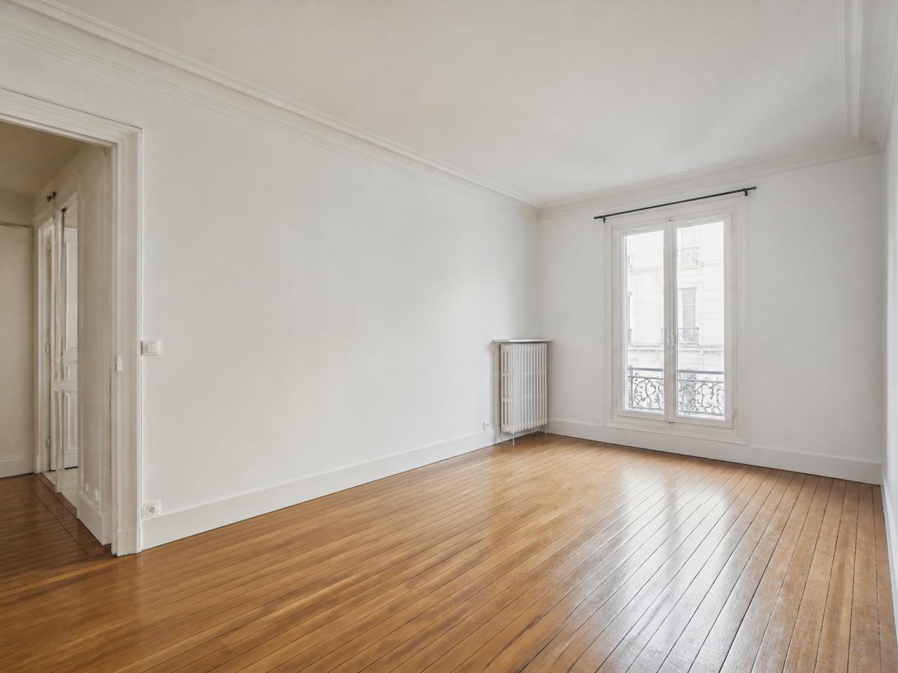 Le même appartement vidé et nettoyé après le débarras