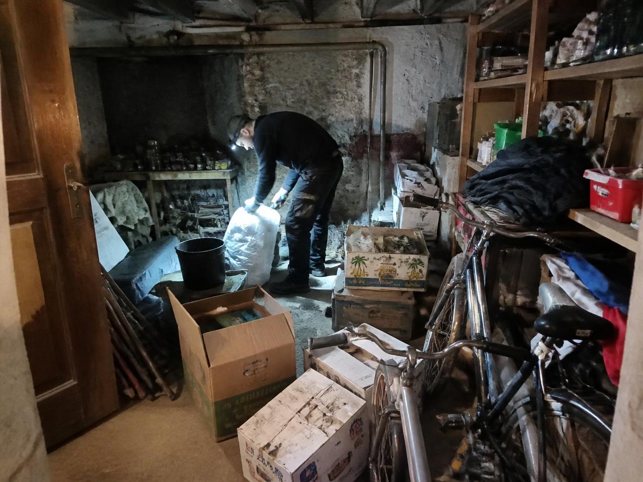 Cave encombrée en cours de débarras